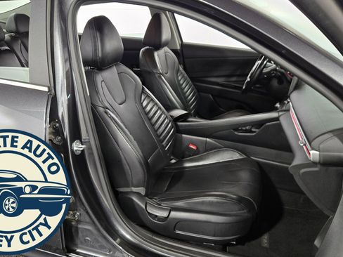 Used 2023 Hyundai Elantra Limited w/ Preferred Accessory Package image 33