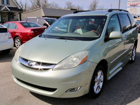 Used 2006 Toyota Sienna XLE image 2