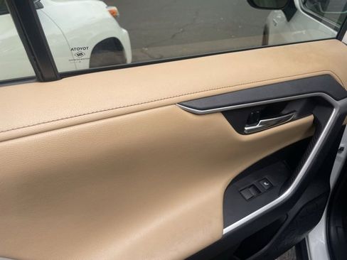 Used 2020 Toyota RAV4 Limited image 9