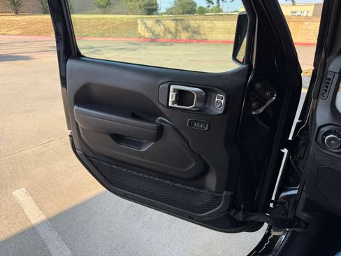 Used 2025 Jeep Wrangler Unlimited Sport AWD/4WD image 18