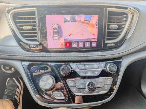 Used 2021 Chrysler Pacifica Touring-L w/ Premium & Safety Sphere Group image 11