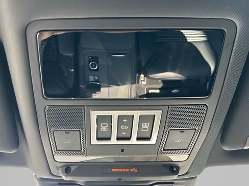 Certified 2025 Land Rover Discovery S AWD/4WD image 29