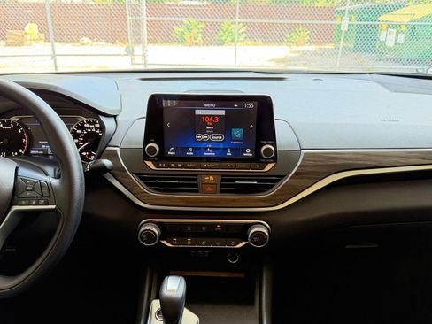 Used 2025 Nissan Altima 2.5 SV FWD image 17