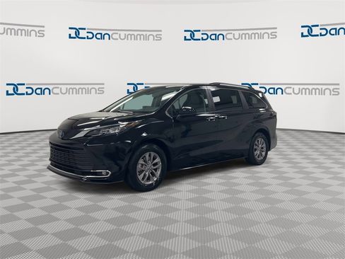 Used 2024 Toyota Sienna XLE image 4