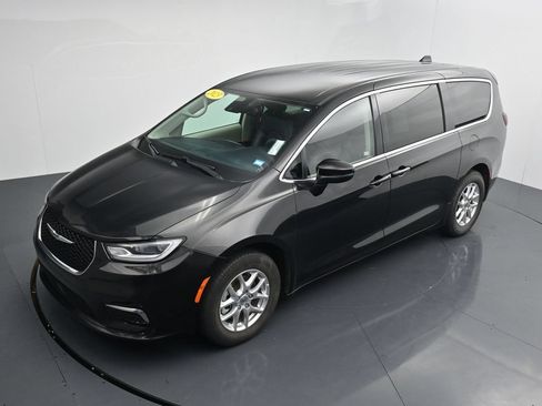 Used 2023 Chrysler Pacifica Touring-L FWD image 26
