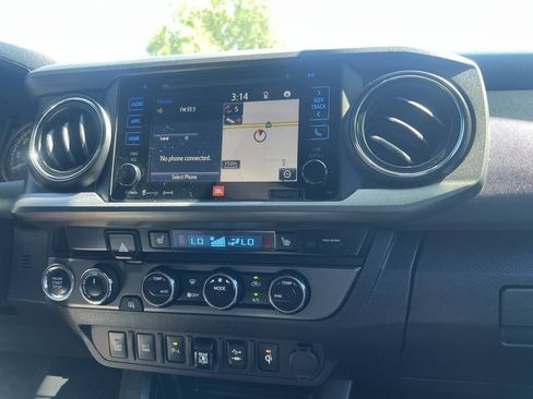 Used 2019 Toyota Tacoma TRD Sport AWD/4WD image 15
