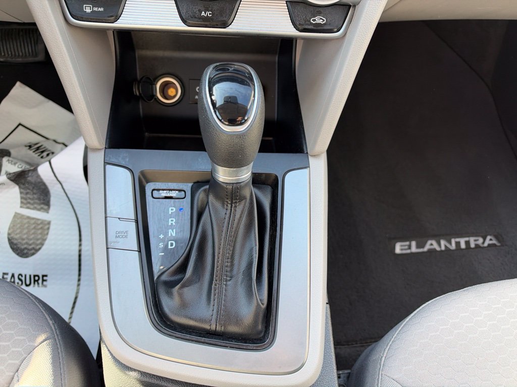 Used 2019 Hyundai Elantra SE FWD image 17