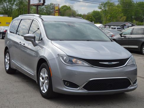 Used 2018 Chrysler Pacifica Touring-L w/ Advanced Safetytec Group image 2