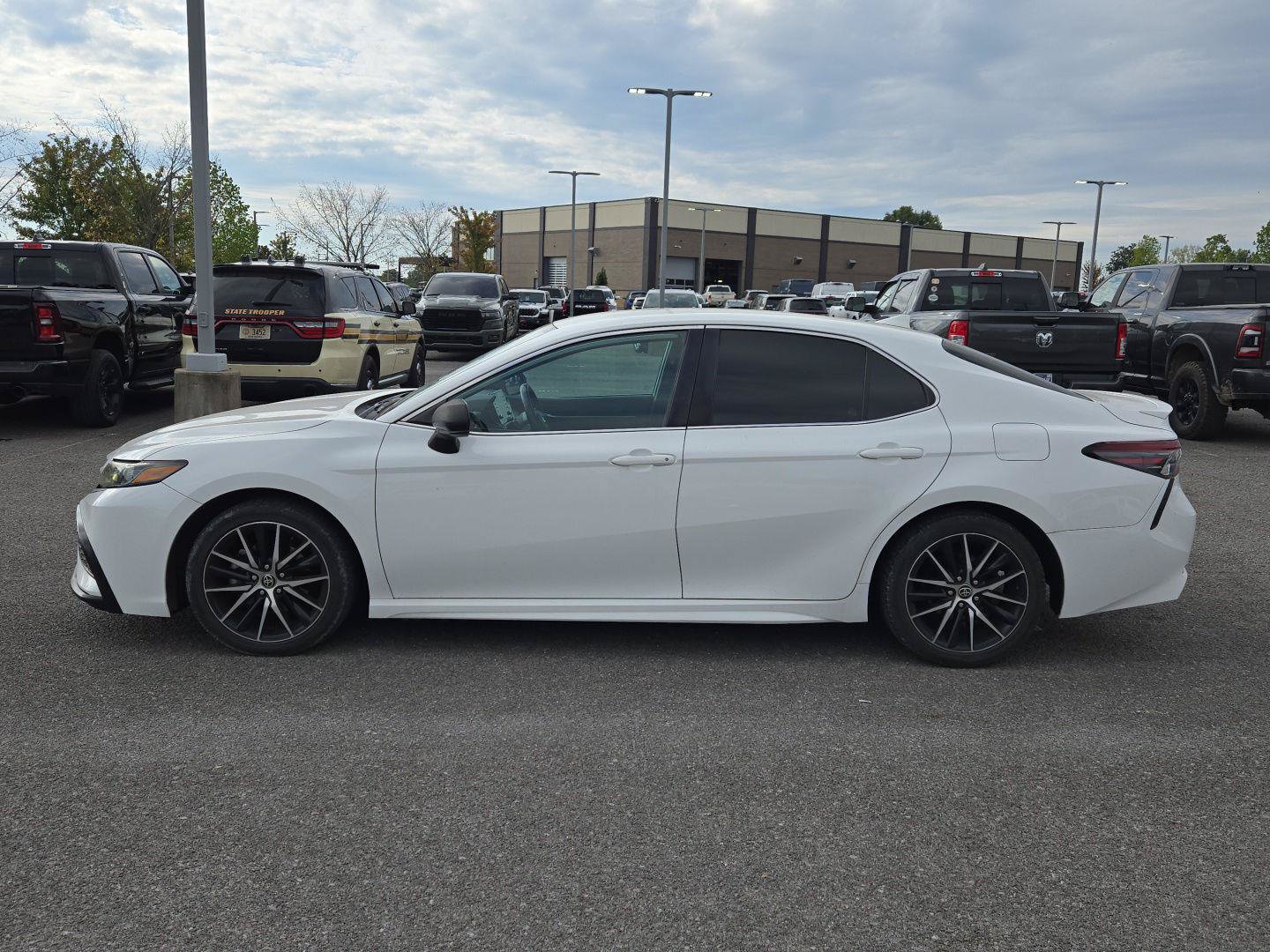 Used 2021 Toyota Camry SE w/ Carpet Mat Package (TMS) FWD image 4