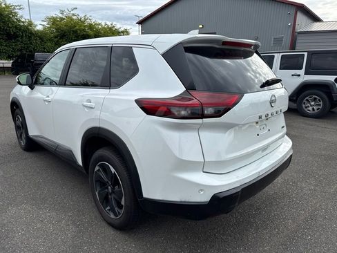 Used 2025 Nissan Rogue SV AWD/4WD image 2