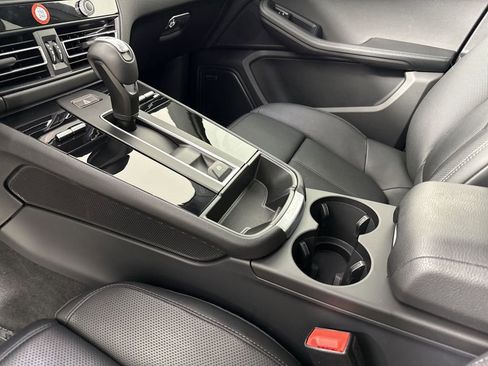 Certified 2025 Porsche Macan AWD/4WD image 31