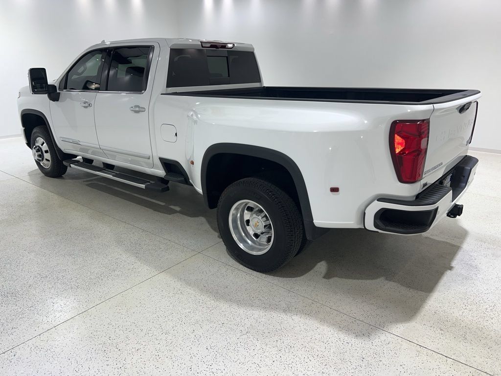 Used 2024 Chevrolet Silverado 3500 High Country AWD/4WD image 3