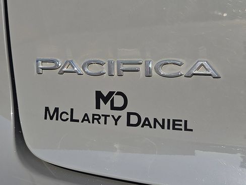 Used 2022 Chrysler Pacifica Touring-L FWD image 9