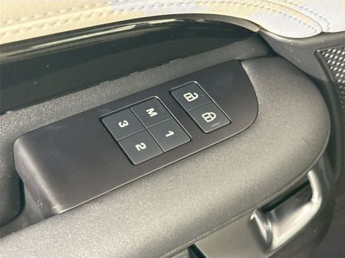 Used 2024 Land Rover Discovery S image 30