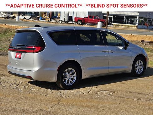 New 2026 Chrysler Pacifica Select FWD image 8