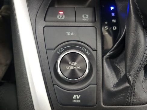 Certified 2020 Toyota RAV4 LE image 24