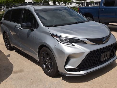 Used 2023 Toyota Sienna XSE w/ XSE Plus Package FWD image 4
