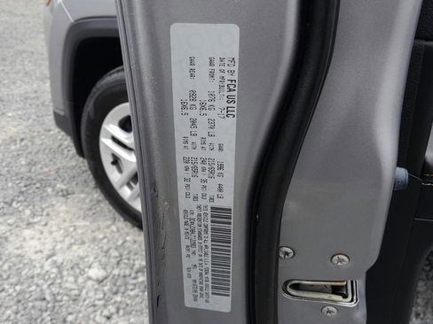 Used 2018 Jeep Compass Sport w/ Cold Weather Group FWD image 17