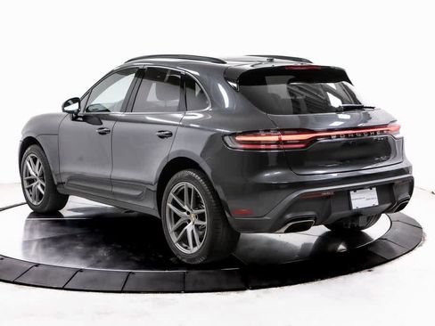 Certified 2022 Porsche Macan image 3