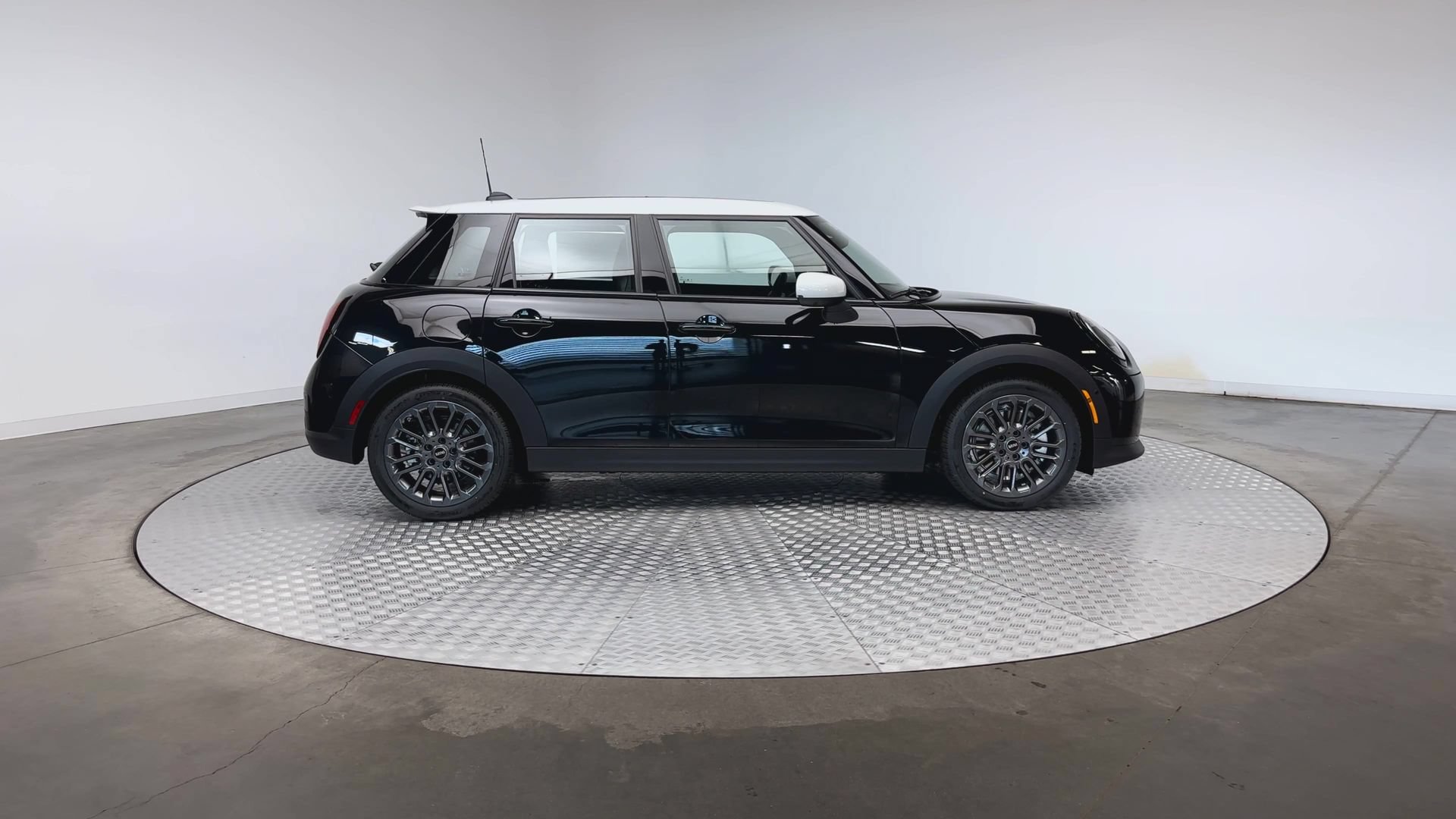 Used 2027 MINI Cooper S FWD image 9