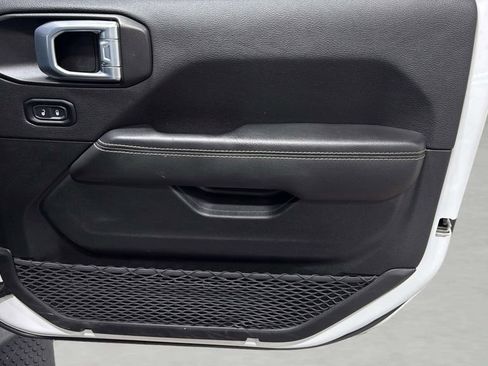 Used 2021 Jeep Wrangler Unlimited Sahara w/ Uconnect 4C Nav & Sound Group AWD/4WD image 9