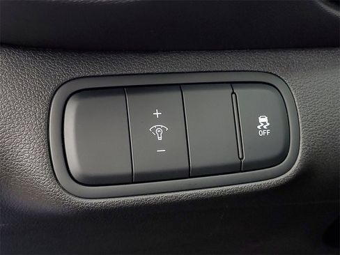 Used 2023 Hyundai Venue Limited image 11