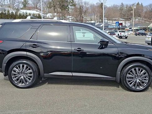 Used 2024 Nissan Pathfinder SL w/ SL Premium Package image 9