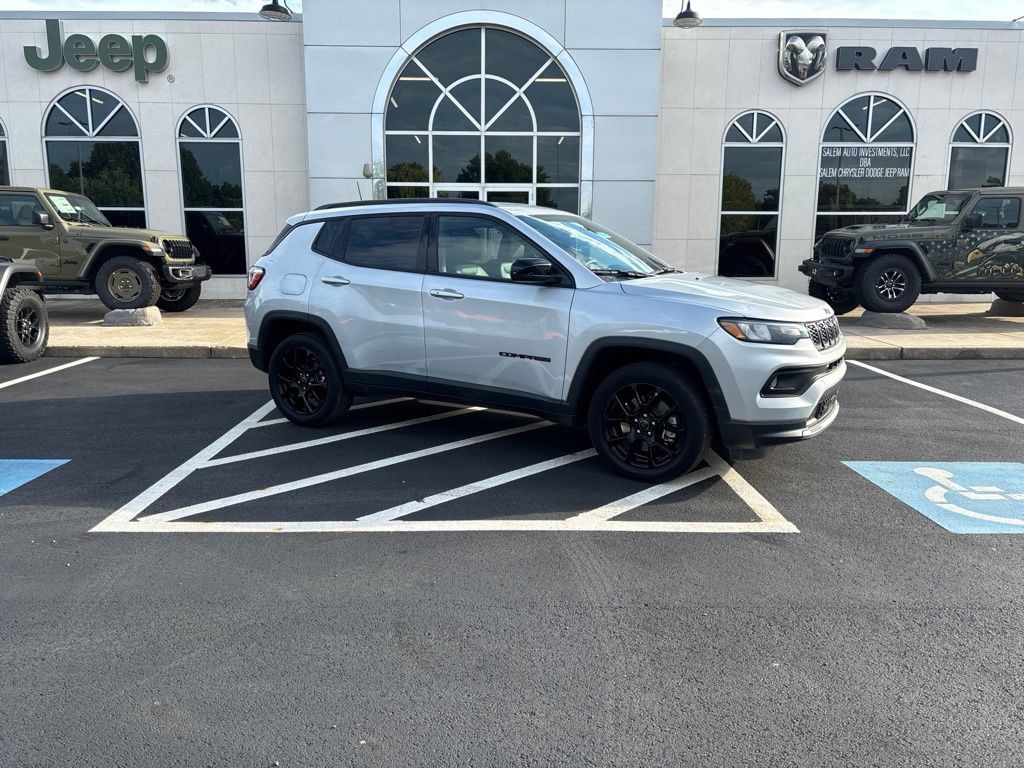 Used 2025 Jeep Compass Latitude w/ Altitude Special Edition AWD/4WD image 2
