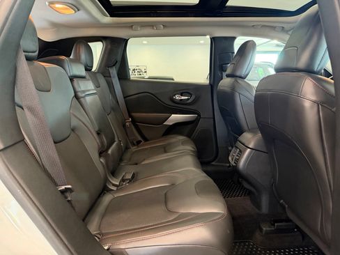 Used 2018 Jeep Cherokee Trailhawk w/ Comfort/Convenience Group AWD/4WD image 10