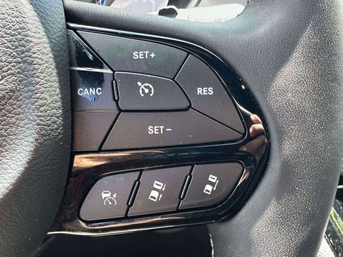 Used 2025 Chrysler Pacifica Limited FWD image 21