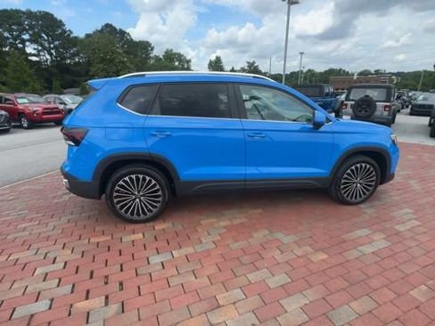 Used 2025 Volkswagen Taos SE FWD image 3