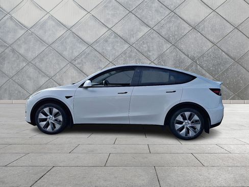 Used 2023 Tesla Model Y Long Range image 4