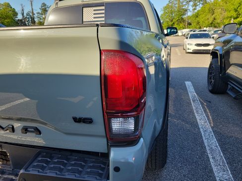 Used 2022 Toyota Tacoma SR5 w/ Trail Edition image 17