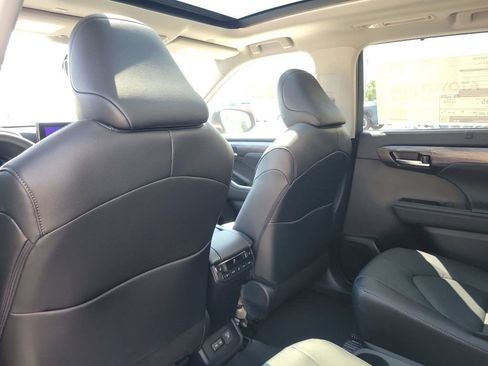 New 2026 Toyota Highlander Platinum AWD/4WD image 25