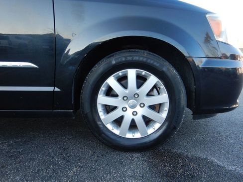 Used 2013 Chrysler Town & Country Touring image 28