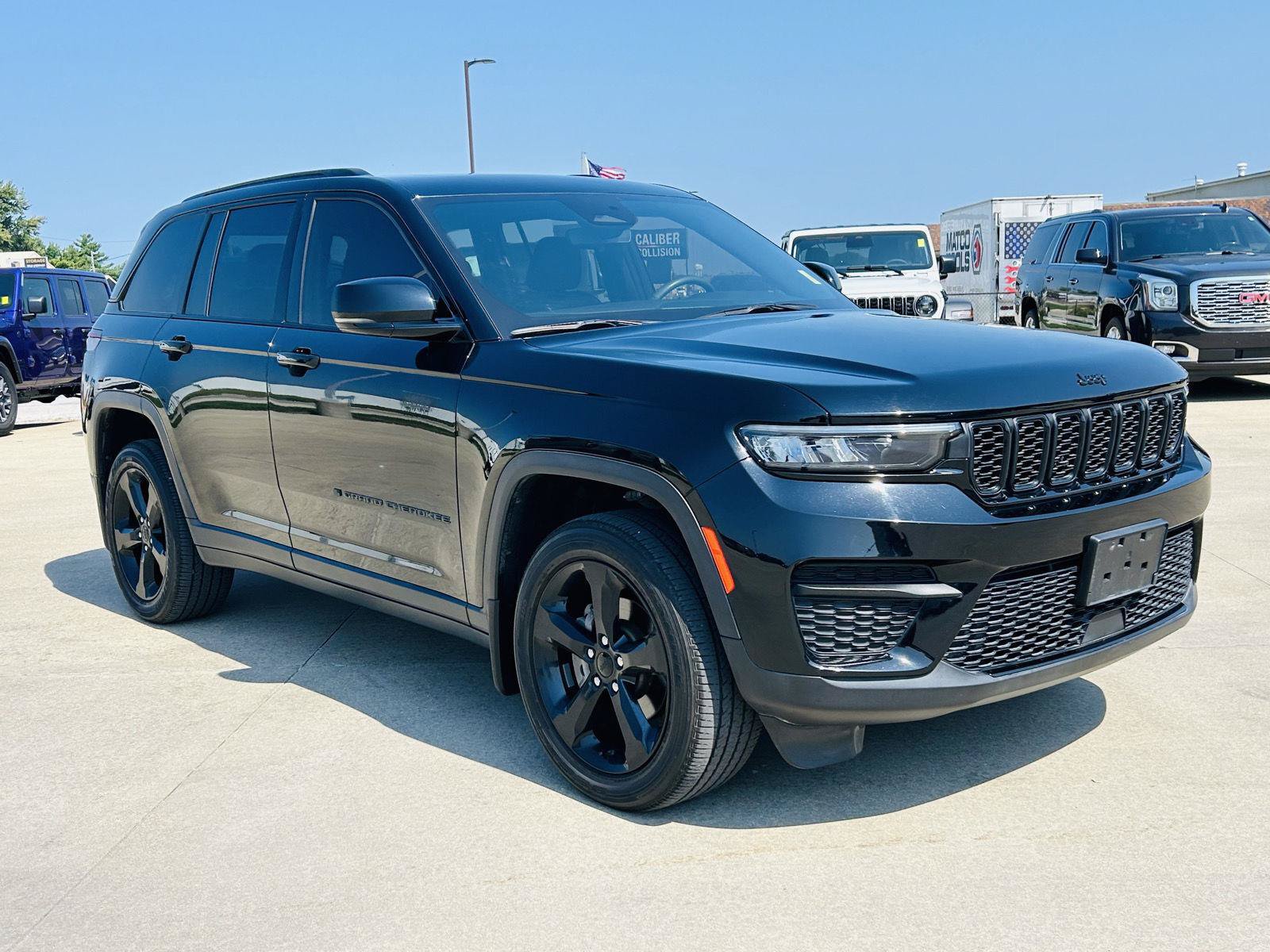 Used 2023 Jeep Grand Cherokee Altitude AWD/4WD image 2
