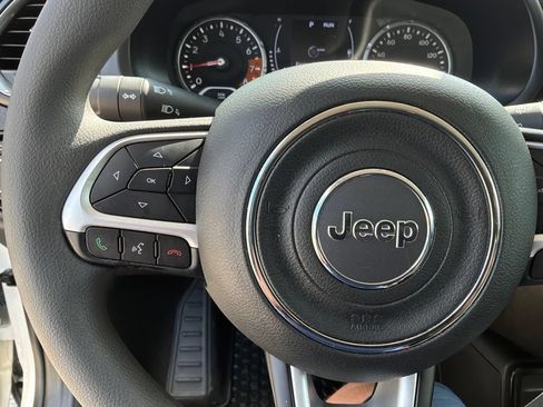 Used 2023 Jeep Renegade Latitude AWD/4WD image 16