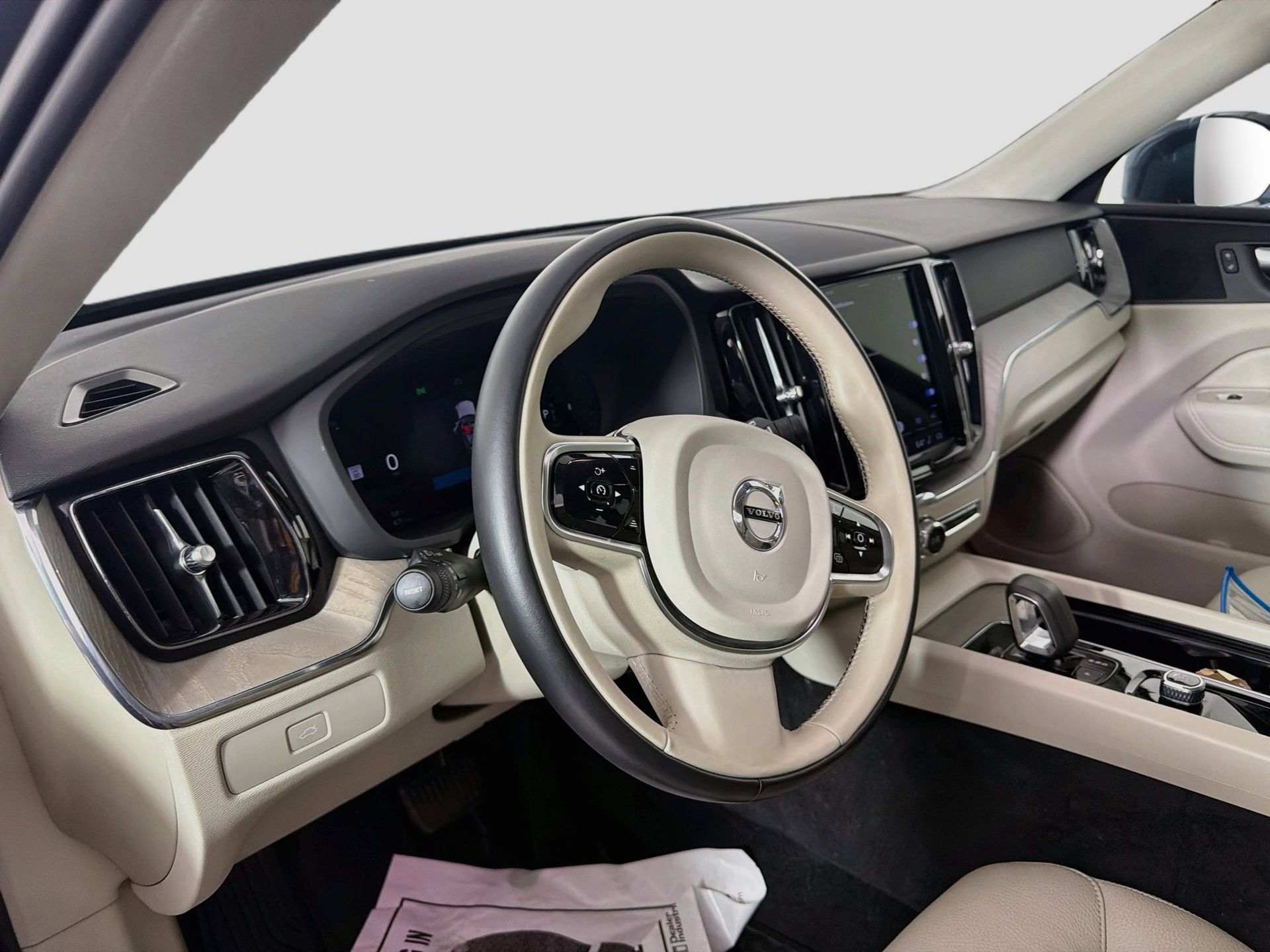 Certified 2023 Volvo XC60 B5 Plus AWD/4WD image 10
