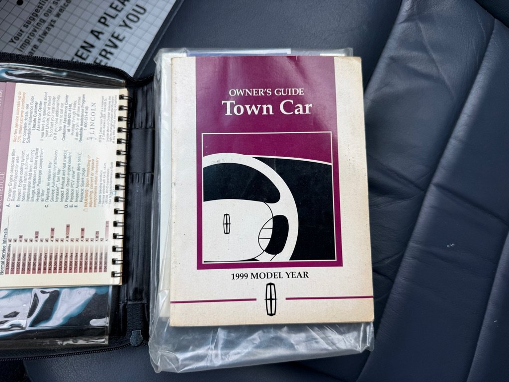 Used 1999 Lincoln Town Car Signature RWD image 13