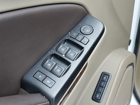 Used 2016 Chevrolet Suburban LT image 19