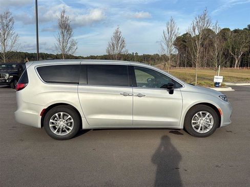 New 2026 Chrysler Pacifica Select image 10