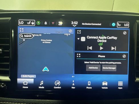 Used 2024 Chrysler Pacifica Limited image 3