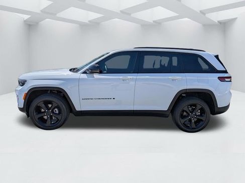 Used 2024 Jeep Grand Cherokee Altitude RWD image 9