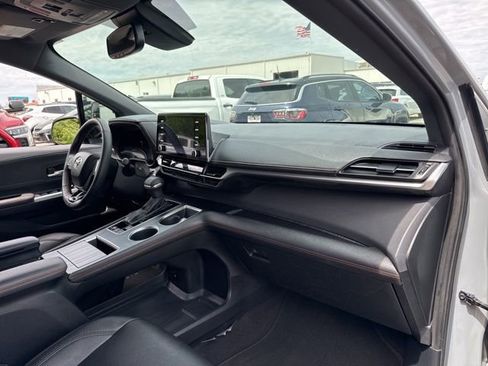 Used 2023 Toyota Sienna XSE FWD image 15