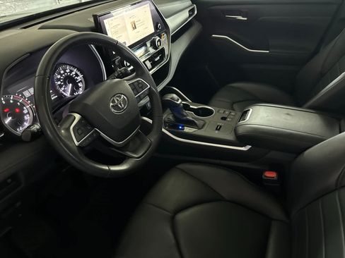 Used 2023 Toyota Highlander XLE FWD image 11