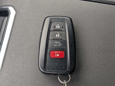 Used 2021 Toyota Highlander XLE FWD image 32