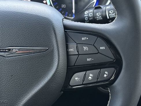Used 2025 Chrysler Pacifica Limited FWD image 16