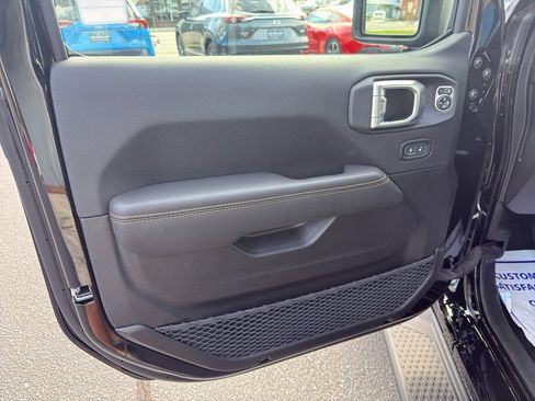 New 2025 Jeep Gladiator Sport image 17