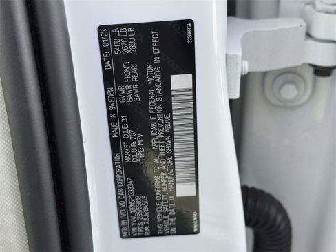 Used 2023 Volvo XC60 B5 Plus image 16