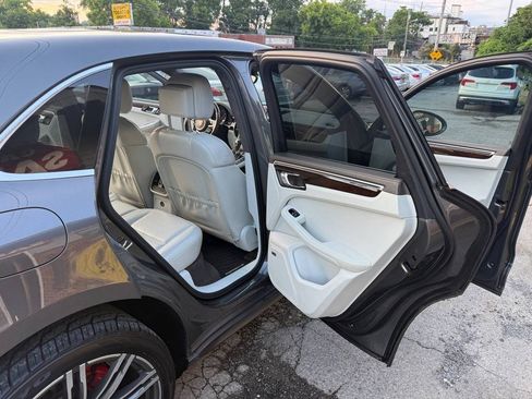 Used 2018 Porsche Macan Turbo AWD/4WD image 15